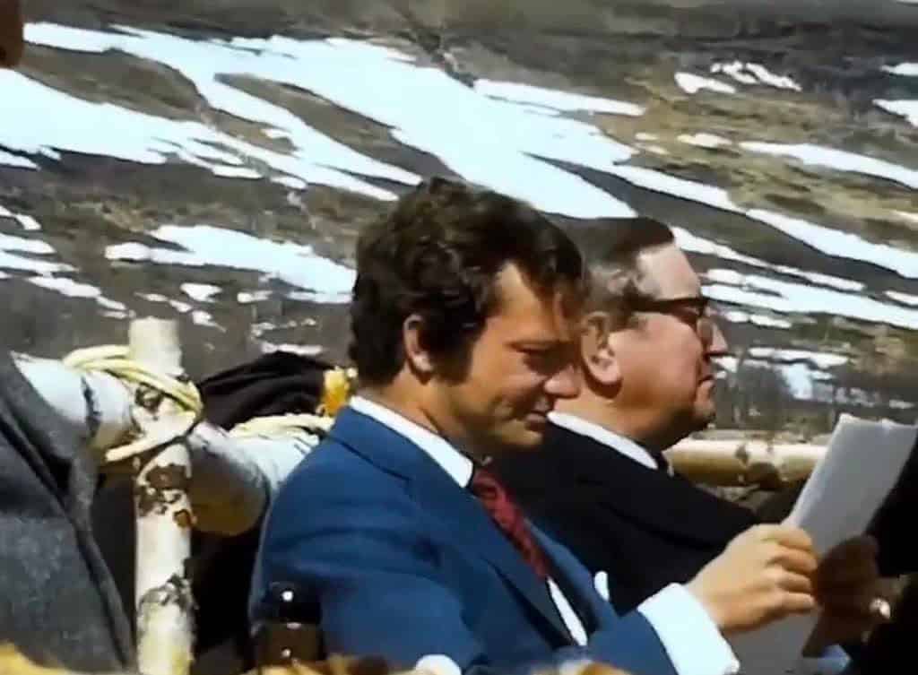 Kung Carl Gustav i förgrunden. Han läser ur ett manus. Bilder är tagen vid invigningen av Silvervägen år 1975.