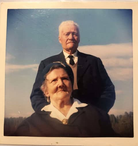 Ett gammalt foto av en kvinna och en man. De är finklädda.