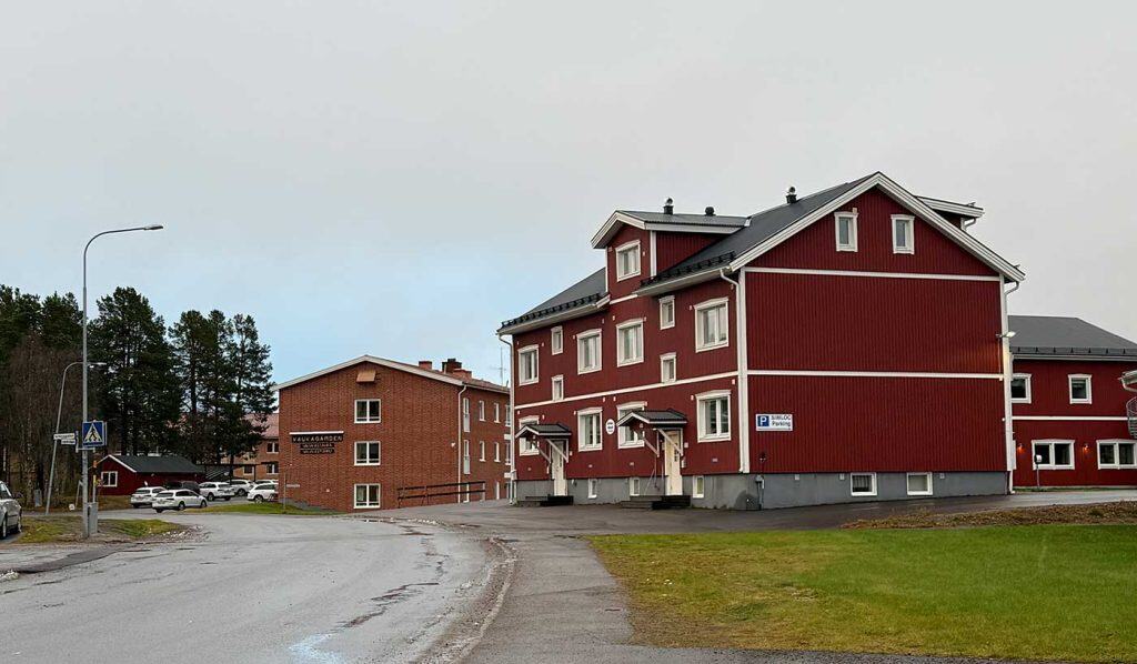 En hotellbyggnad i förgrunden, längre bort det gamla ålderdomshemmet Vaukagården.