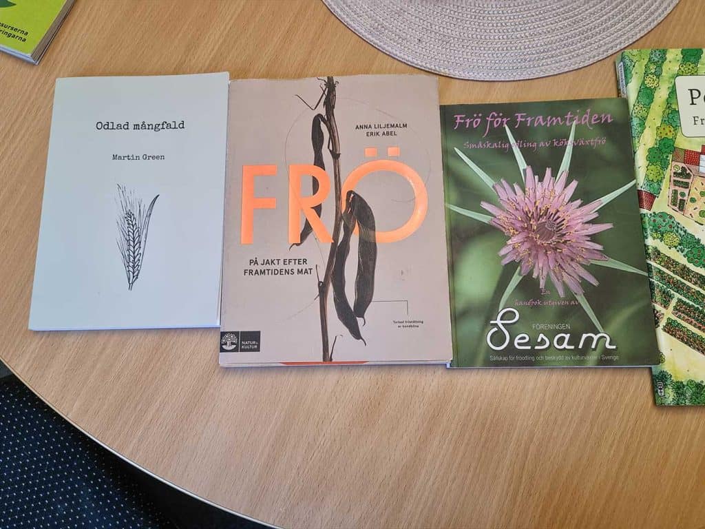 Två böcker och en tidning på ett bord. Titlarna är Odlad mångfald, Frö - på jakt efter framtidens mat och tidningens namn är Frö för framtiden